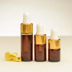 Drei Fläschchen ätherisches Vanilleöl mit 2 ml, 3 ml und 4 ml