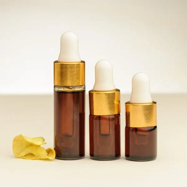 Drei Fläschchen ätherisches Vanilleöl mit 2 ml, 3 ml und 4 ml