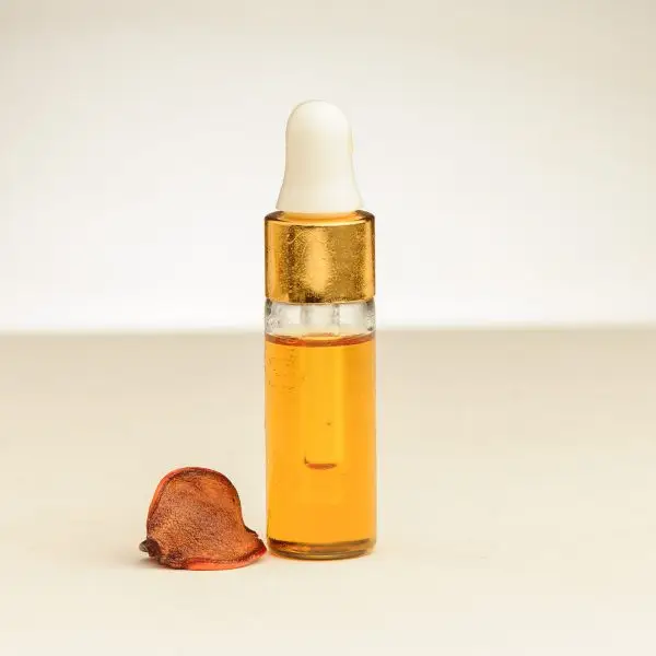 4 ml Fläschchen mit ätherischem Baldrianöl mit einer orangefarbenen Tönung