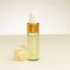 4 ml Fläschchen ätherisches Maiglöckchenöl neben einer Maiglöckchenblüte