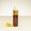 Fläschchen mit 4 ml ätherischem Vanilleöl in tiefbrauner Farbe