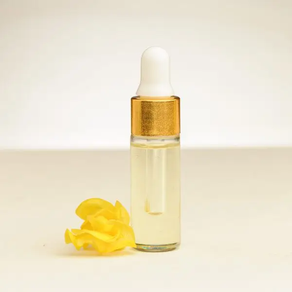 Fläschchen ätherisches Ylang Ylang Öl mit Ylang Ylang Blume, erhältlich in 2 ml, 3 ml oder 4 ml