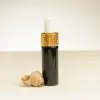 Fläschchen mit ätherischem Seetangöl zu 4 ml neben einer Muschel