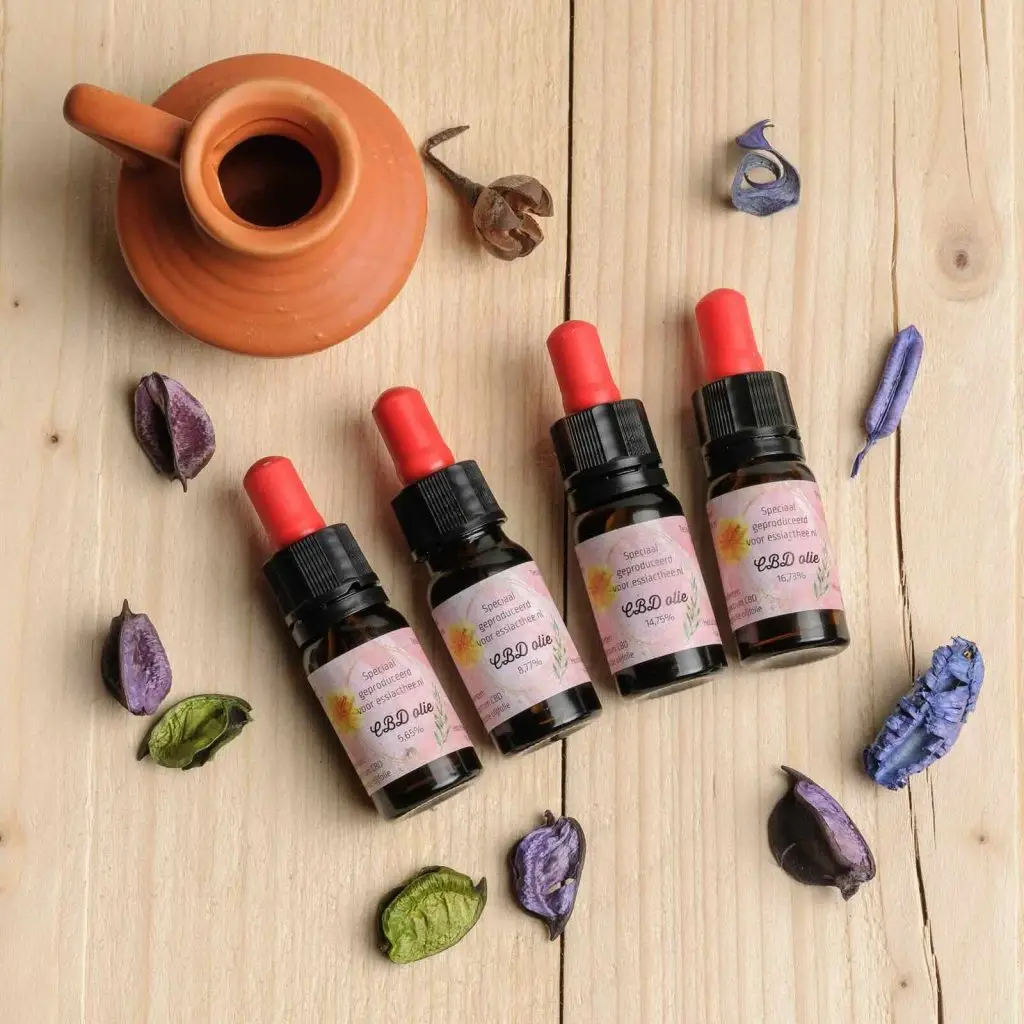 Vier CBD Öl Fläschchen in unterschiedlichen Konzentrationen bei der Anwendungsempfehlung.